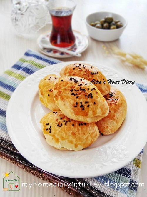 PEYNİRLİ POĞAÇA / TURKISH FOOD RECIPE; CHEESY BREAKFAST PASTRY /#resepmasakanturki | Çitra's Home Diary. #Pogačice #poğaça #turkishpastry #breakfast #brunch #lunchboxidea #turkishfoodrecipe #reseprotiturki #cheesypastry #shortbreadcheese