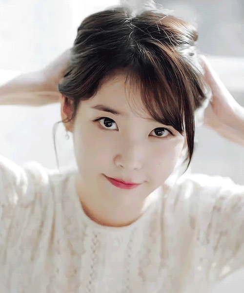 머리 묶는 아이유 - 꾸르