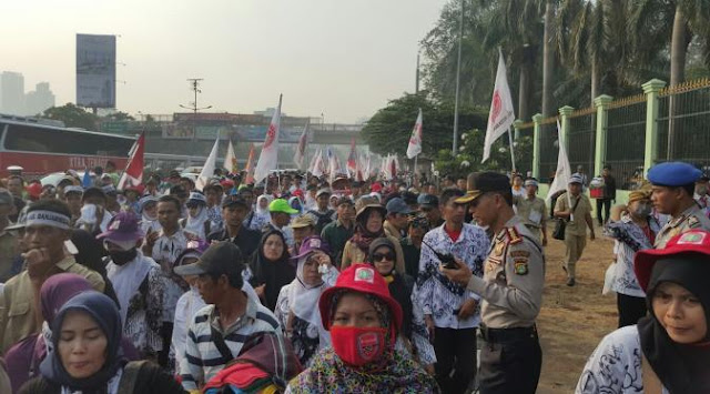 35.000 Guru Honorer Kompak Demo di Istana Negara