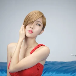 Choi Byul I – One Shoulder Red Dress Foto 8