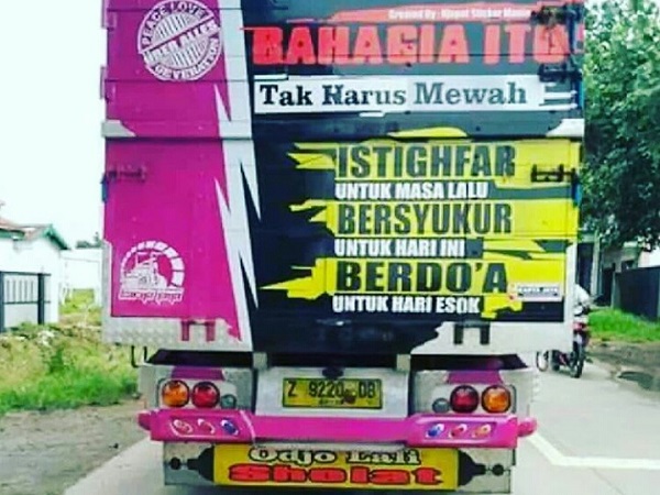 20 Tulisan & Foto Artis Di Belakang Truk. Kreatif Dan Penuh Makna! foto artis di belakang truk