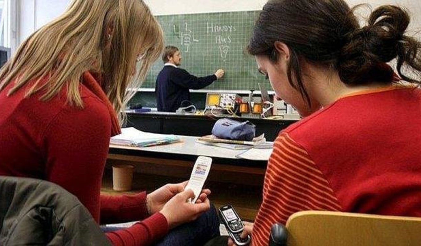 дети с мобильниками в школе. дети в телефонах в школе. использование телефона на уроке. использование телефона на уроке. ученик списывает.