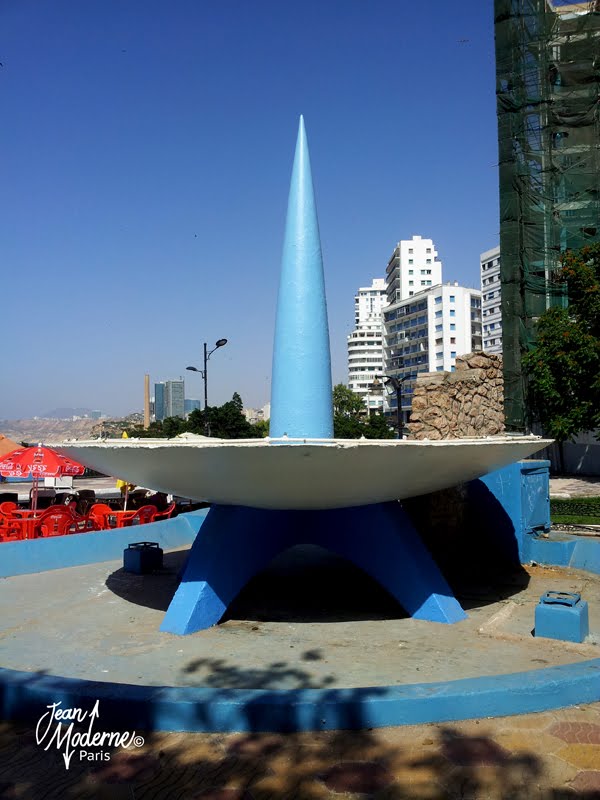 Oran - Algérie - "la punaise" ou "suppositoire pour De Gaulle"  Fontaine / Sculpture