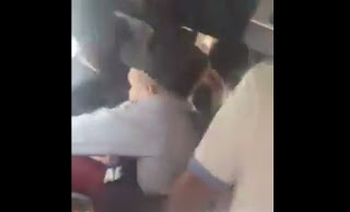 INSÓLITO: Pasajeros de un trasporte privado es agredido por agentes policiales supuestamente por no querer ceder el asiento a unos de ellos