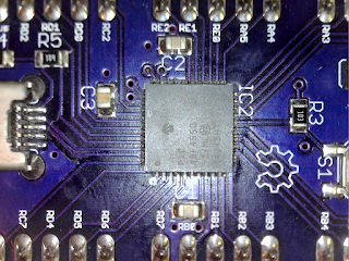 Micro-controlador PIC18F4550 e componentes circundantes. Esta imagem pormenorizada da placa PICop II foi produzida pelo Andonstar V1.