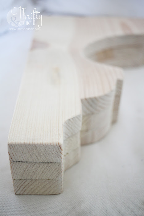 DIY vintage inspired corbel tutorial. DIY corbels. How to make a corbel. Jigsaw and scroll saw home decor projects. DIY home decor. DIY farmhouse decorating ideas.