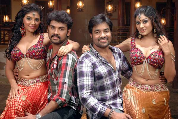 cinemesh: Kalakalappu Movie Hot Stills | Kalakalappu Anjali and Oviya