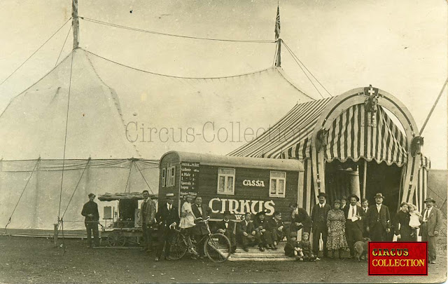 Chapiteau, roulotte caisse et entrée d'un cirque au début du 20 ème siècle