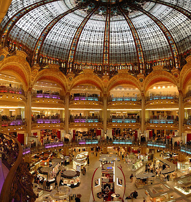 « Paris Lafayette inside » par Wouter Hagens — Travail personnel. Sous licence Domaine public via Wikimedia Commons - https://commons.wikimedia.org/wiki/File:Paris_Lafayette_inside.jpg#/media/File:Paris_Lafayette_inside.jpg