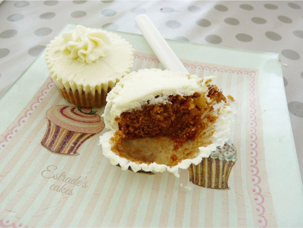Estrade's cakes CUPCAKES DE ZANAHORIA Y FROSTING DE QUESO Y CHOCOLATE BLANCO... ¡PERO QUE RICO!