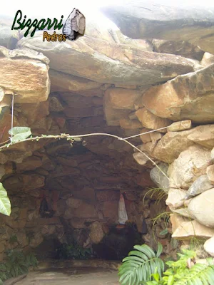 Detalhe da construção de gruta de pedra de Nossa Senhora de Fatima, com esse tipo de pedra moledo, tipo chapão de pedra para fazer o fechamento da gruta.
