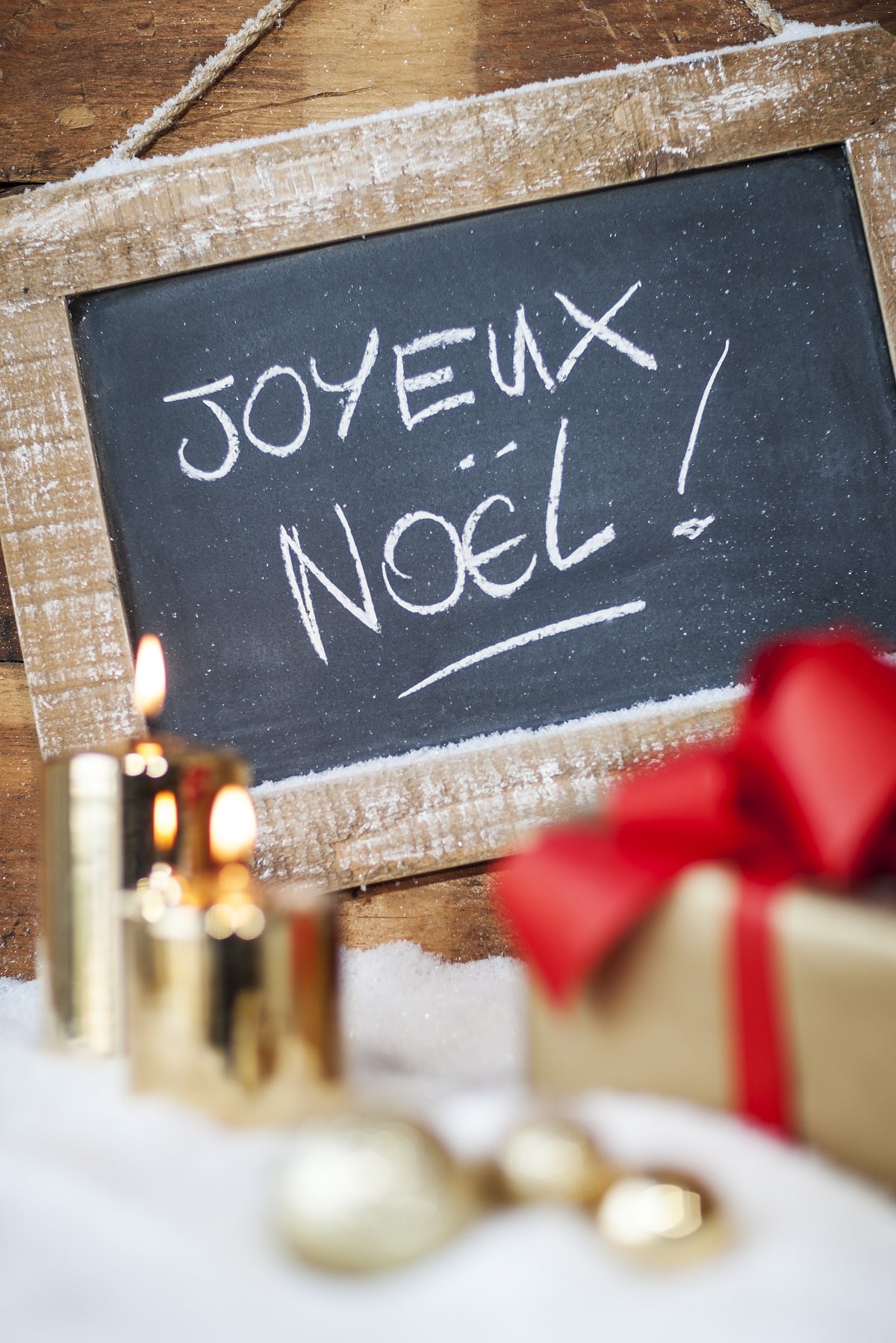 BON REVEILLON ET JOYEUX NOËL Vue-verticale-cadeaux-de-noel-avec-des-bougies-ardoise