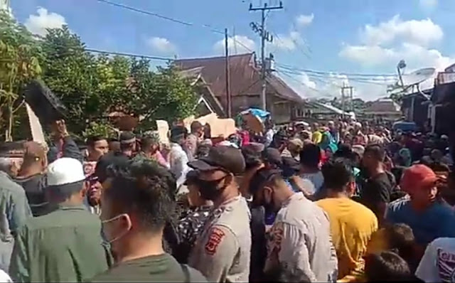 Unjuk Rasa Desa di Bungo Tuntut Transparansi Distribusi BLT Unjuk Rasa Desa di Bungo Tuntut Transparansi Distribusi BLT