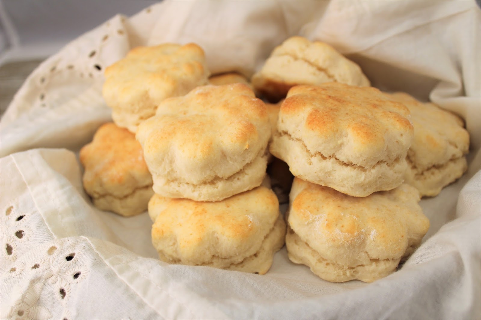 Chef Tess Bakeresse Light and Fluffy Buttermilk Biscuits (Like Knotts Berry...and KFC...)