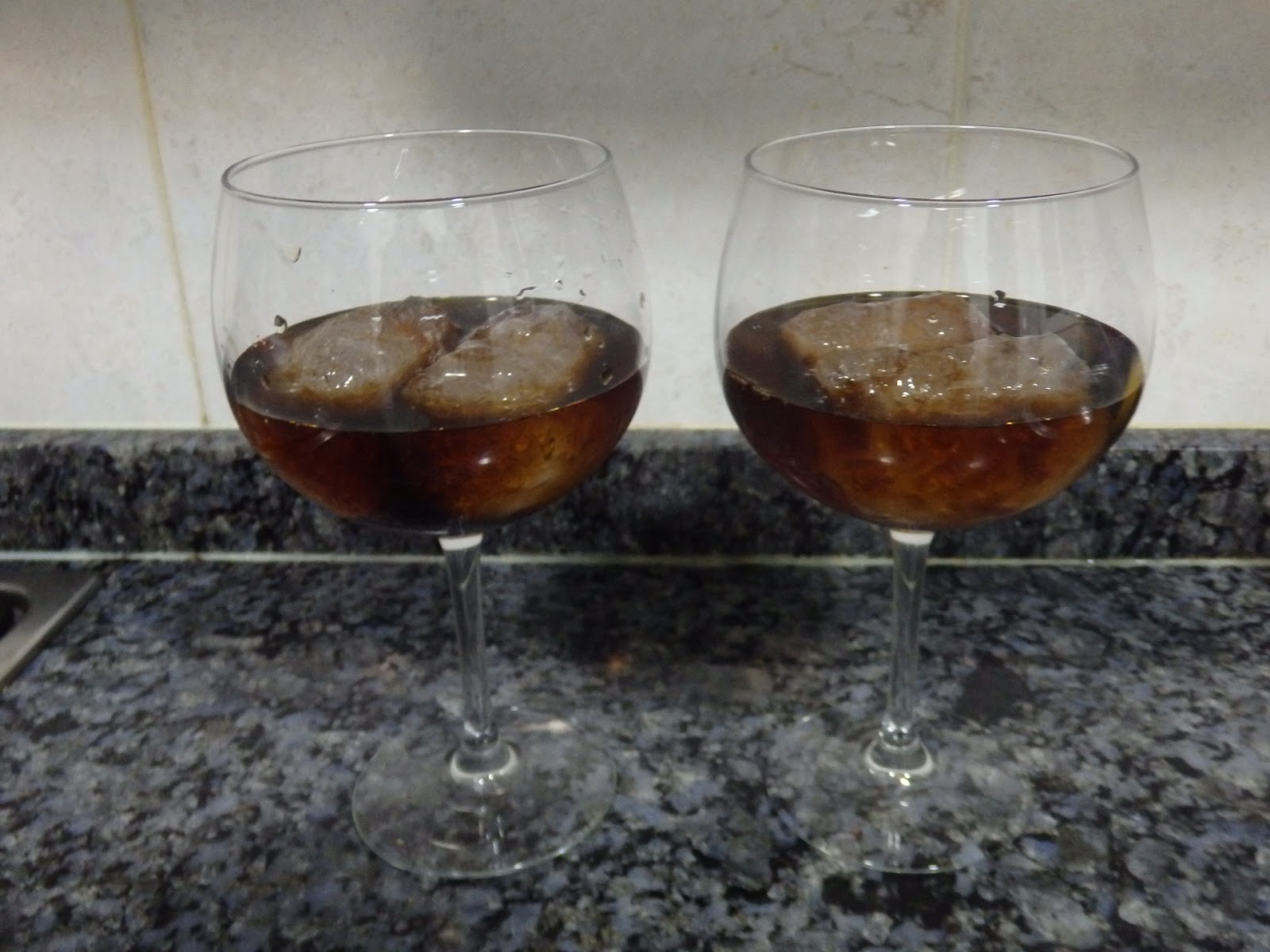 OSUKAA IS COOKING COCKTAIL DE VERMUT NEGRO, GINEBRA Y ZUMO DE NARANJA