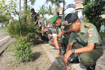 JELANG HARI JUANG KARTIKA KODIM SRAGEN BERSIHKAN TROTOAR