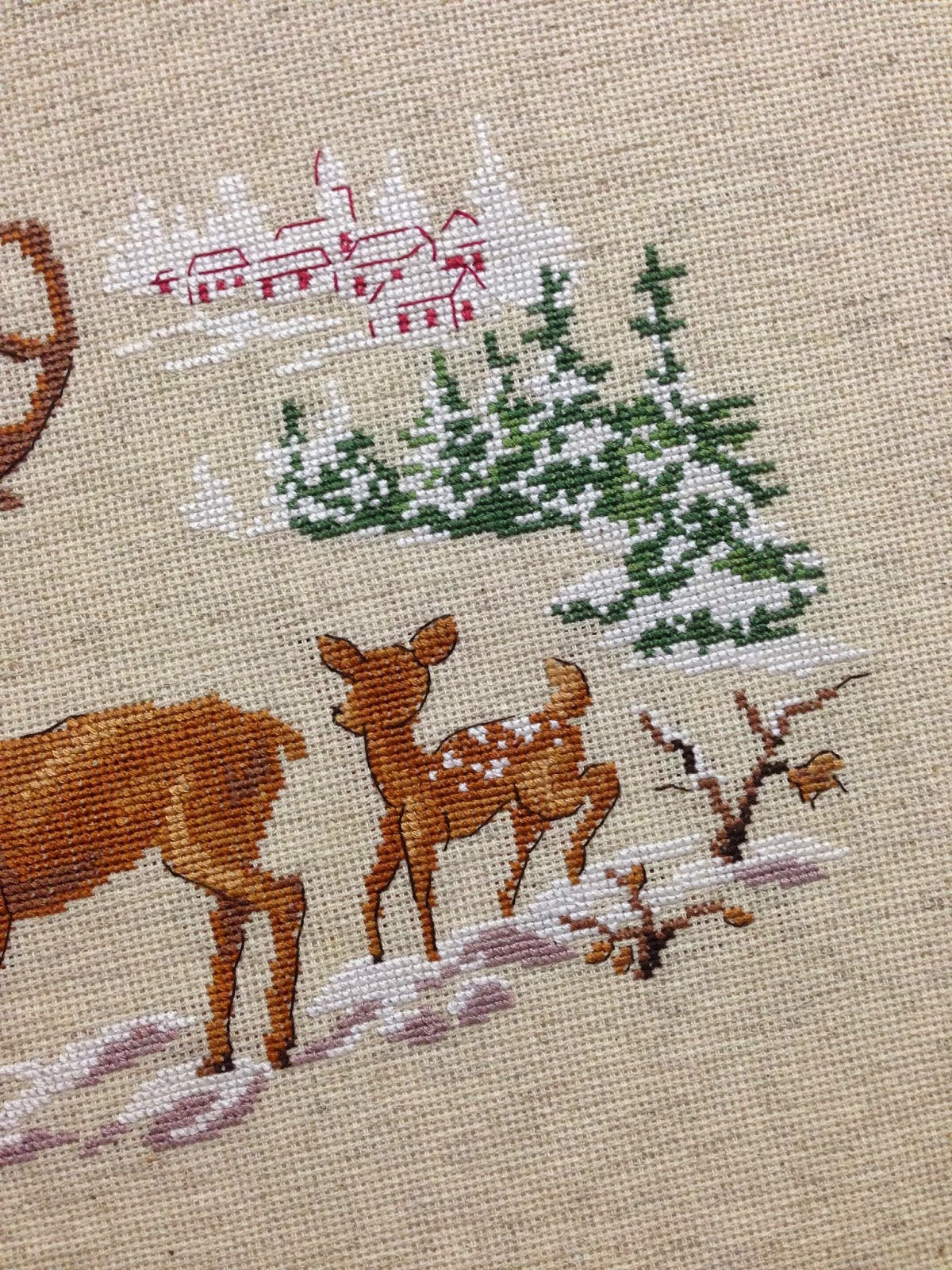 ручная вышивка. новогодний декор с вышивкой. вышитые олени. вышивка олень. вышивка олень крестом.