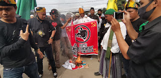 Demo Tolak RUU HIP, Warga Kaltim Bakar Spanduk Partai Kepala Babi dan Palu-Arit Demo Tolak RUU HIP, Warga Kaltim Bakar Spanduk Partai Kepala Babi dan Palu-Arit