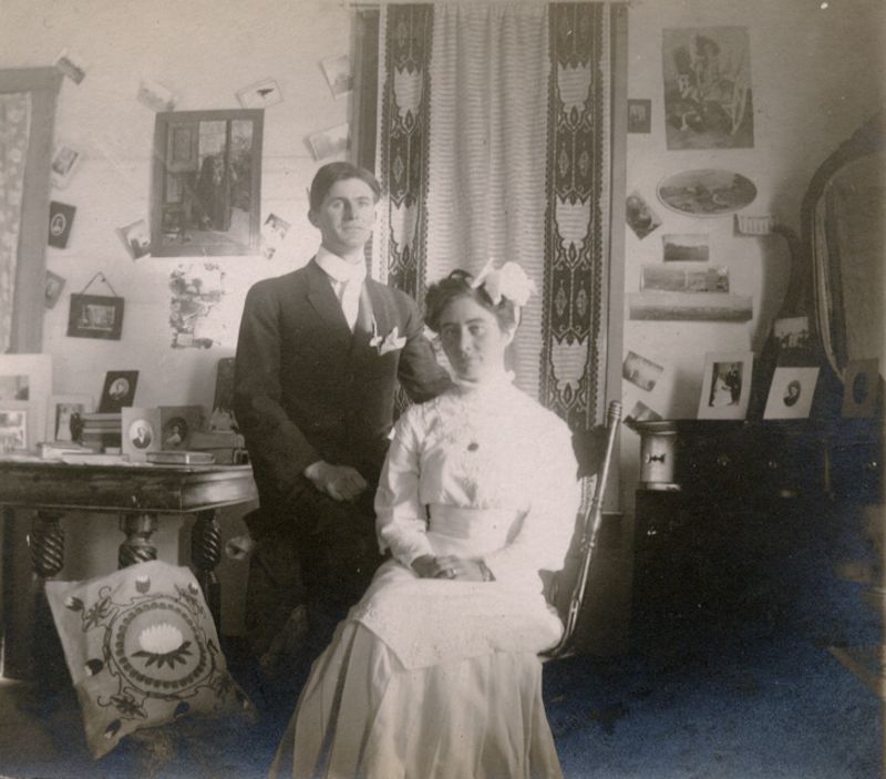 24 Amazing Photos Show Throw Pillow Patterns in the Late 19thEarly