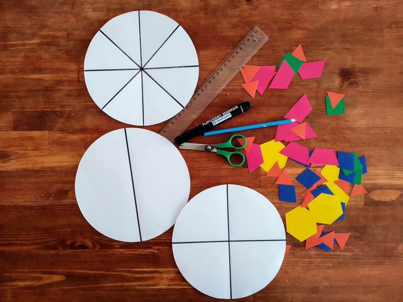 Саша вырезал из картона три круга. Бумажные геометрические фигуры. Кружок из бумаги геометрический. Круг из картона. Математические поделки.