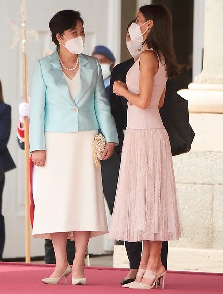 Queen Letizia wore a pink top and lace midi skirt from Felipe Varela. Gala dinner for President Moon Jae-in and Kim Jung-sook