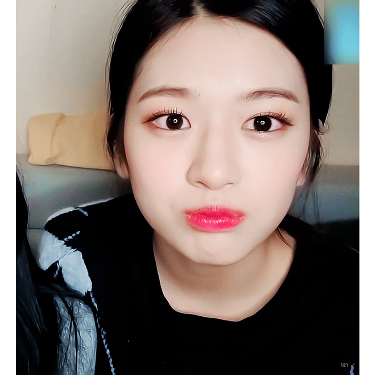 아이즈원> 가까이서 브이하는 귀여운 안유진