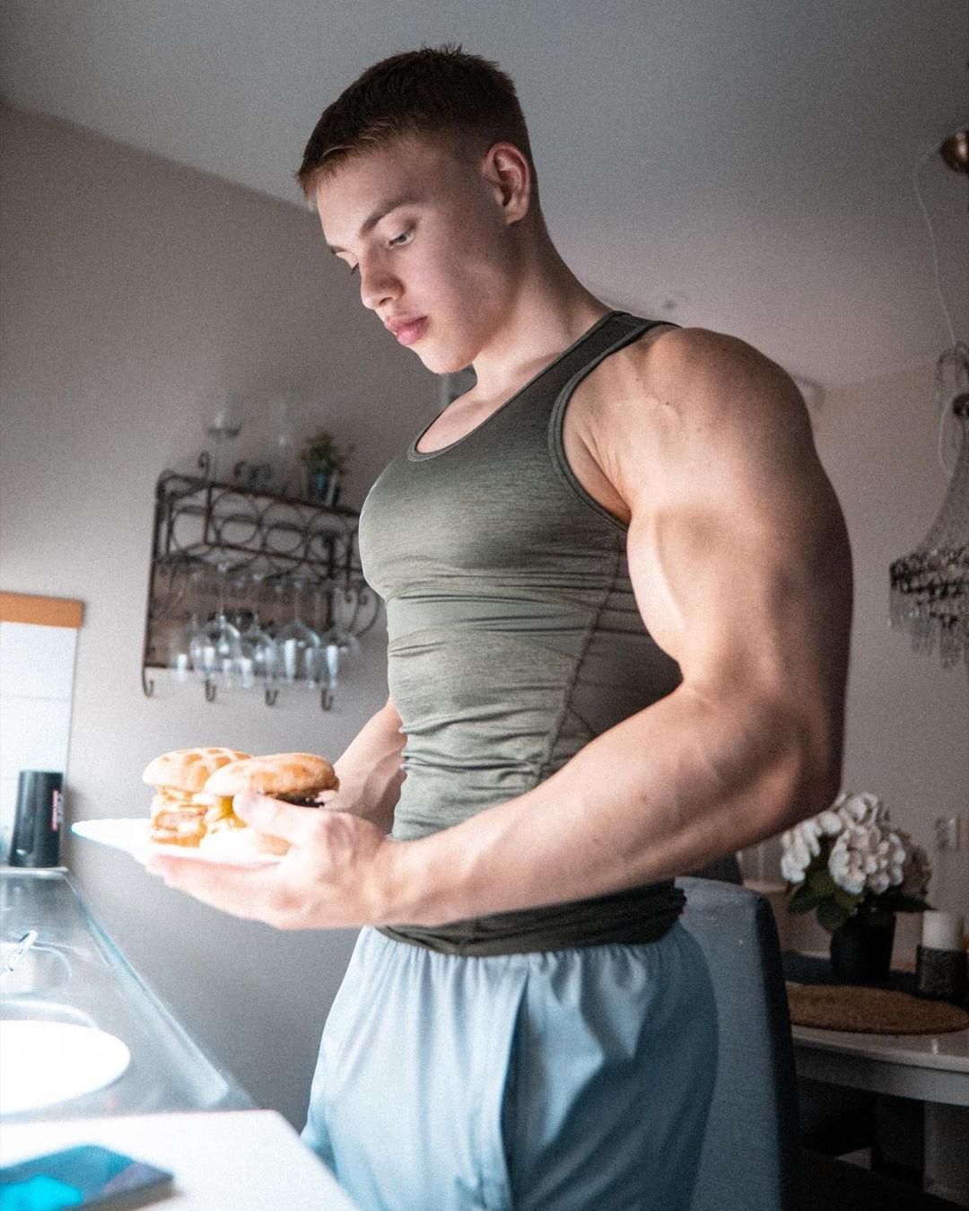 sexy-swole-teen-boy-oliver-forslin-big-biceps-young-bodybuilder-eating-burgers