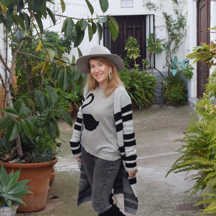 look_tonos_grises_y_sombrero