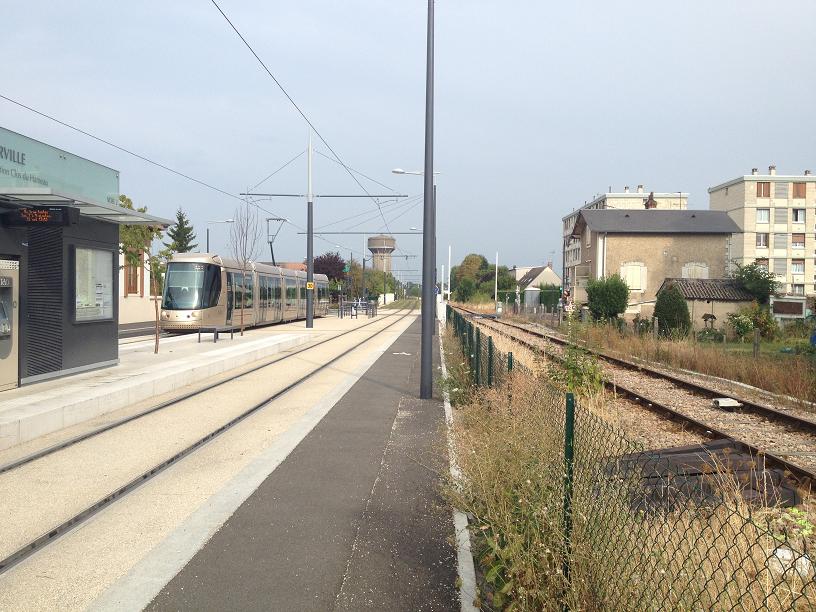 Le réverbère orléanais Stupeur à St Jean de Braye un tramway