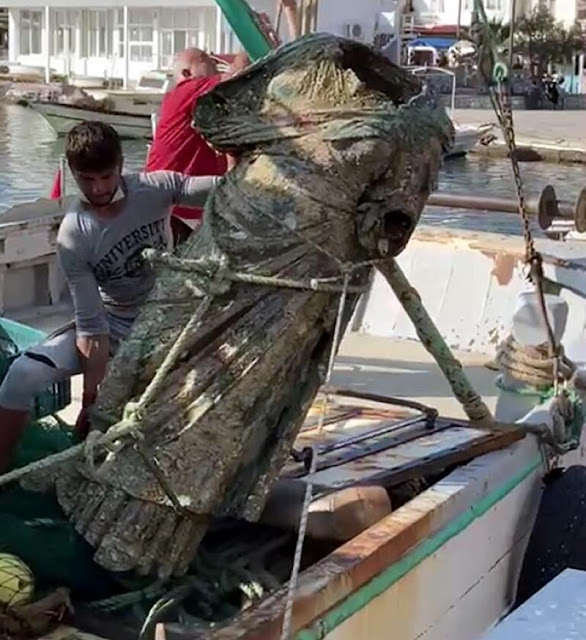 Ψαράδες βρίσκουν χάλκινο γλυπτό 300 κιλών στην Μαρμαρίδα