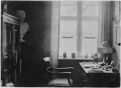 Altes Foto: Schreibtisch, Bücherschrank, Sessel und Hermesstatue