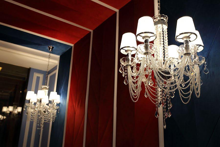 南投市住宿-舒蘭汽車旅館 舒蘭汽車旅館-203尊爵客房美麗的水晶燈