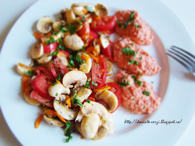 raw vegan_ mâncare de ciuperci cu roşii