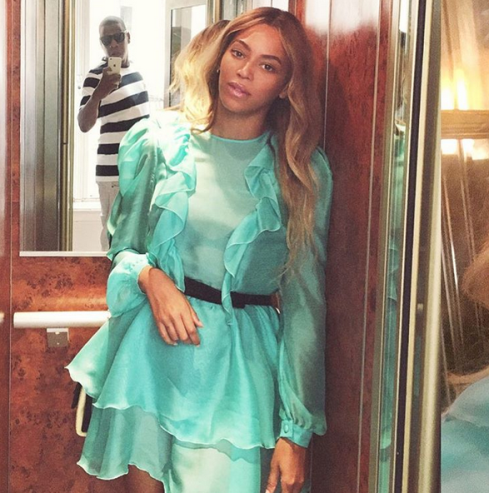 Jay Z takes a cute photo of his wife, Beyonce, in an elevator