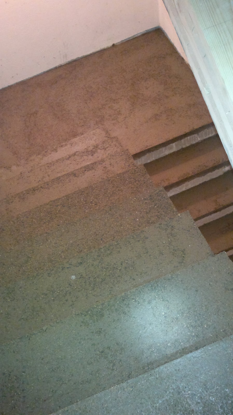 Baustelle MiDo: Die Kellertreppe und der Eingang sind Höhenausgeglichen