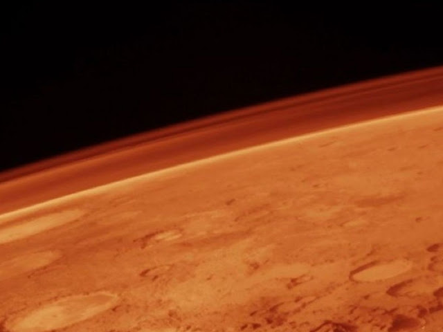 Марс, видимый с корабля Viking Orbiter. На фотографии виден тонкий слой марсианской атмосферы.