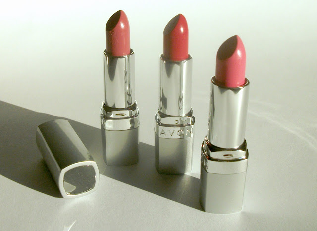 Avon Ultra Colour 3d plumping /Beyond Color) lipsticks in Pucker Up, Uptown Pink, Power Trip and Berry Cute, review and swatches by Valentina Chirico Avon Ultra Colour 3d plumping /Beyond Color) lipsticks in Pucker Up, Uptown Pink, Power Trip and Berry Cute, review and swatches by Valentina Chirico