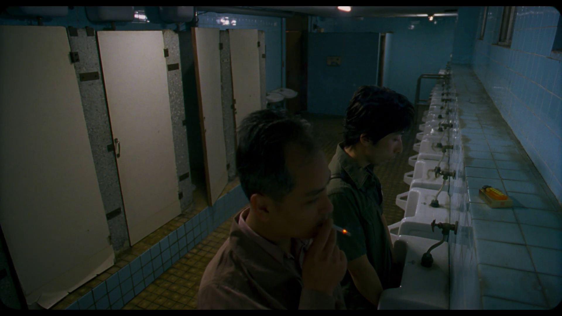 Toilet scene. Прибежище дракона (2003). Goodbye Dragon Inn. Goodbye, Dragon Inn/ 不散 (2003) 🇹🇼 Director: Ming-Liang Tsai.