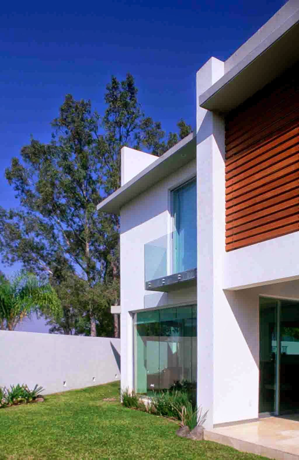 Foto Rumah minimalis dengan lahan miring House E by Agraz Arquitectos
