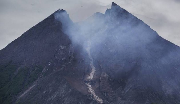 Gunung api yang berbentuk kerucut dengan lereng curam dan hampir simetris, merupakan tipe gunung api yang paling banyak terdapat di indonesia. gunung ini disebut juga gunung api berbentuk ….