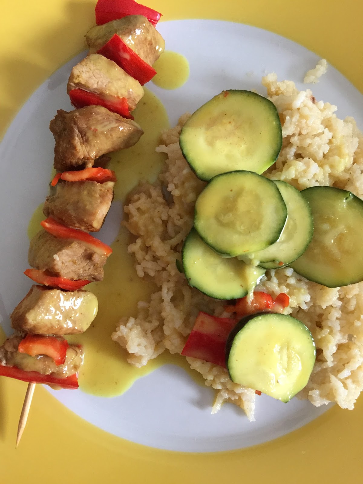 Mone kocht: Putenspiesschen mit Reis, Zucchini und Curry-Senf-Sauce