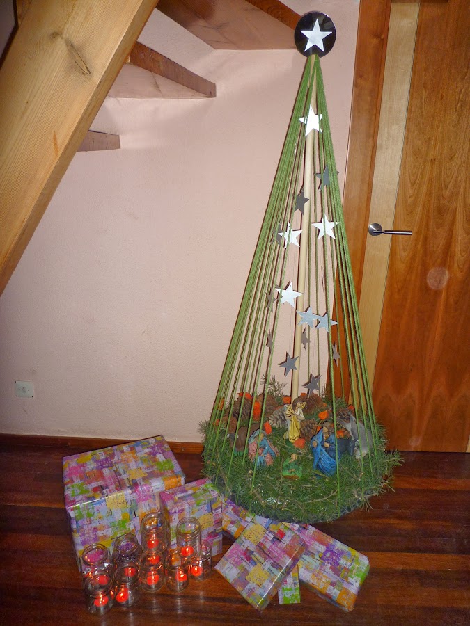 Árbol de Navidad y portal de Belén reciclado.