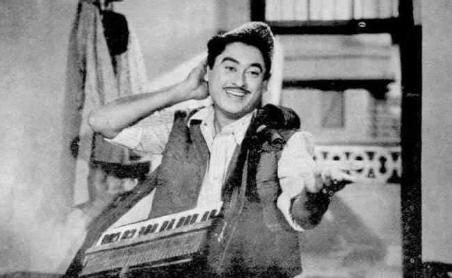 kishore kumar death, kishore kumar spouse, Kishore Kumar was banned by Congress, emergency in india, Kishore Kumar in marathi, Kishore Kumar biography in marathi, Kishore Kumar story, abhas kumar ganguly, Kishore Kumar information in marathi, Kishore Kumar and Indira Gandhi, Kishore Kumar songs banned, ashok kumar, किशोर कुमार माहिती, आभास कुमार गांगुली, किशोर कुमार बायोग्राफी, किशोरदांचे किस्से