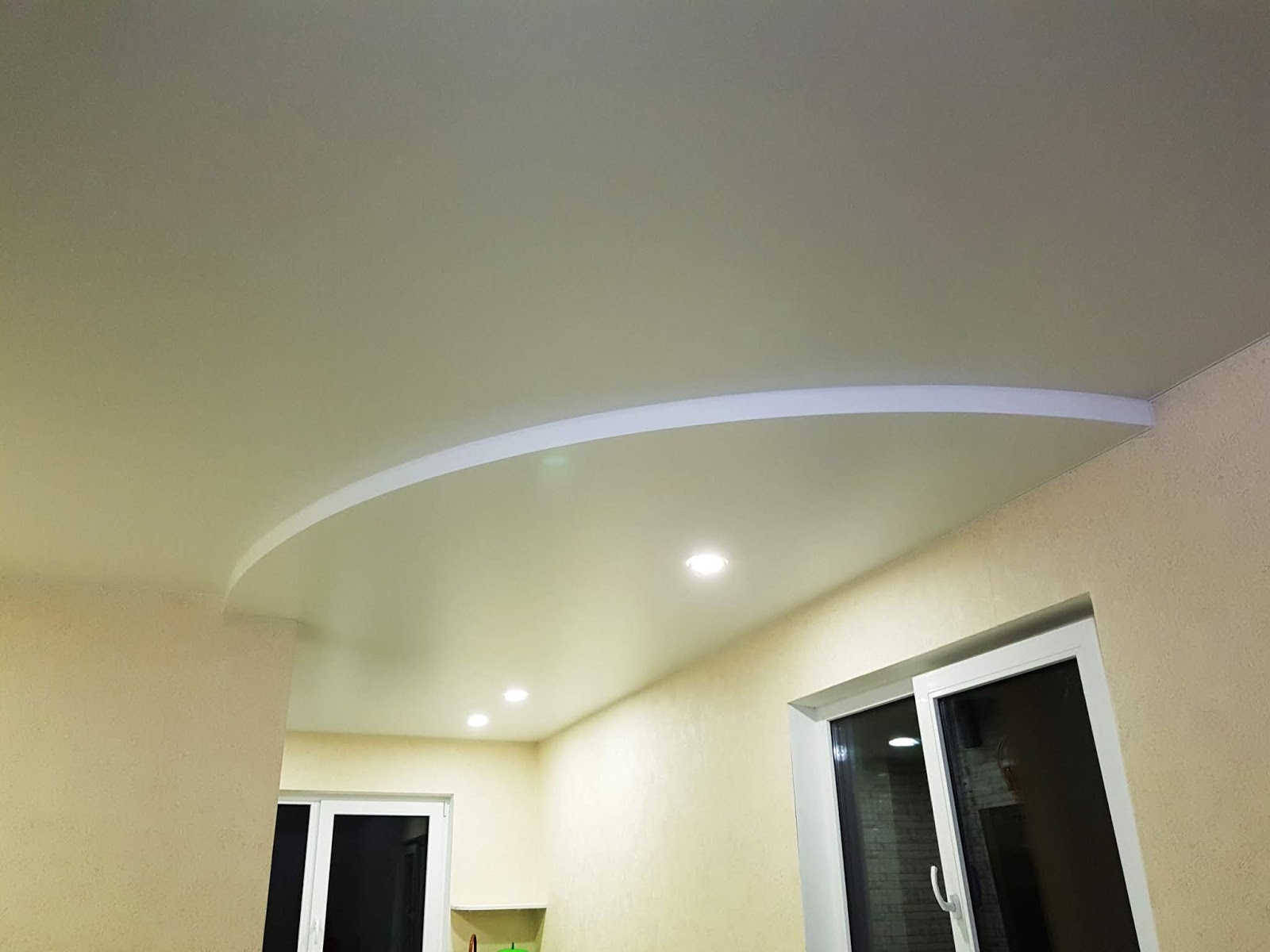 Натяжные потолки в Колпино