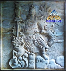 Ukiran relief dewa kwan kong dari batu alam putih