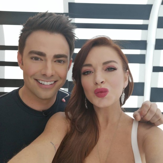 Lindsay Lohan posa com ator de 'Meninas Malvadas'