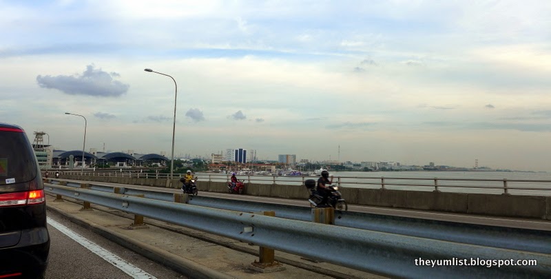 Arriving with Traffic to the Tuas Checkpoint Bridge image of reaching Tuas Check Point, Singapore