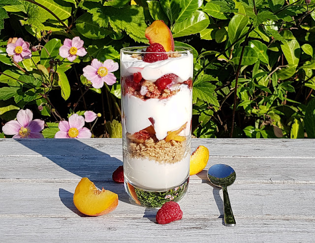 Rezept für einen himmlisch kühlen Nachtisch: Dänisches Ymer Trifli mit Pfirsichen und Himbeeren. Ein besonderes Dessert aus Dänemark mit wenigen Zutaten, schön kalt für heiße Tage! Auf Küstenkidsunterwegs verrate ich Euch Zutaten + Zubereitung und erkläre die Bedeutung des schönen Wortes "trifli".