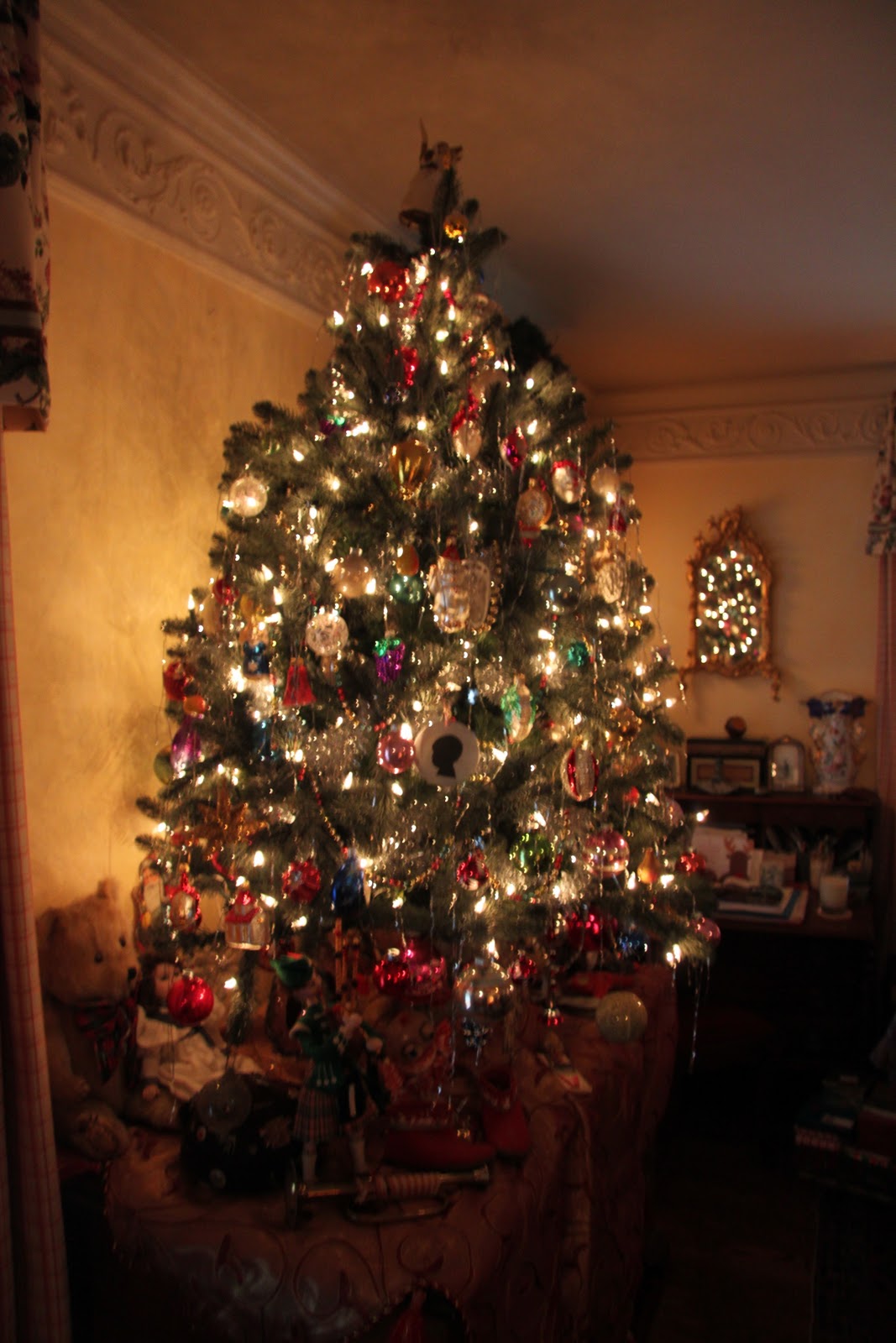 Tiptoethrough: Are those Ornaments on the Ceiling? How my Mother ...