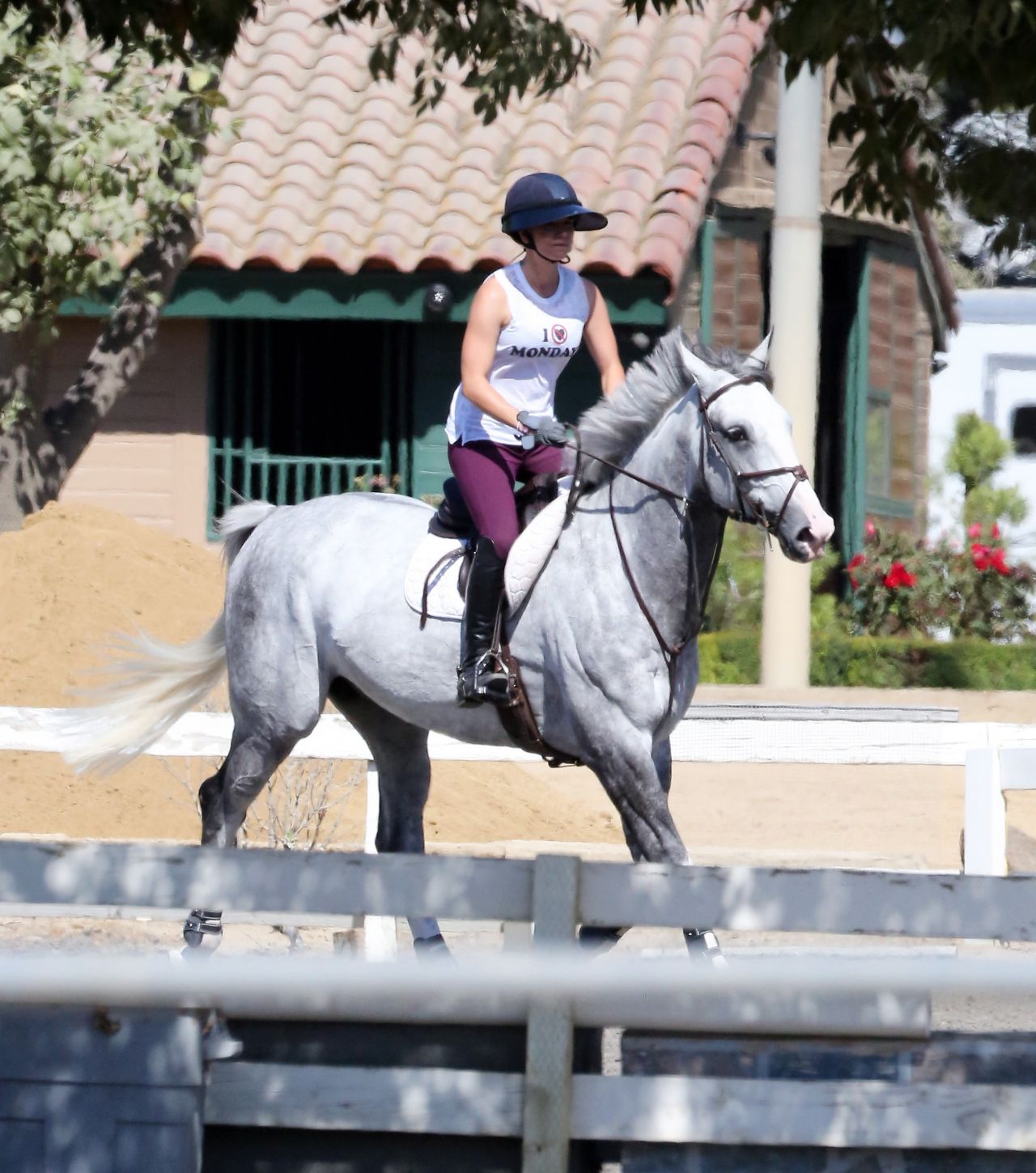 Kaley Cuoco Riding Horse | CineHub